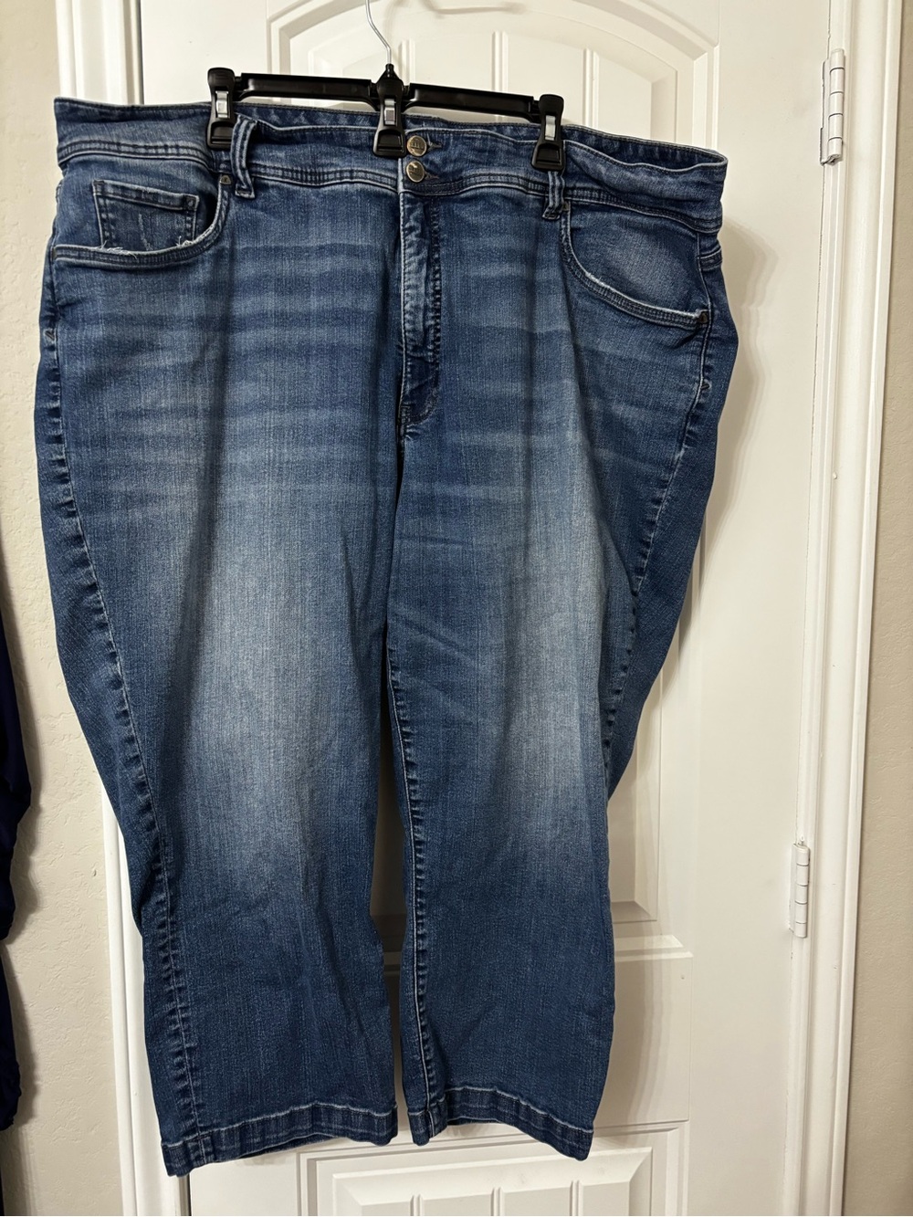 Kut from the Kloth Women's Cropped Jeans in Medium Blue Fade